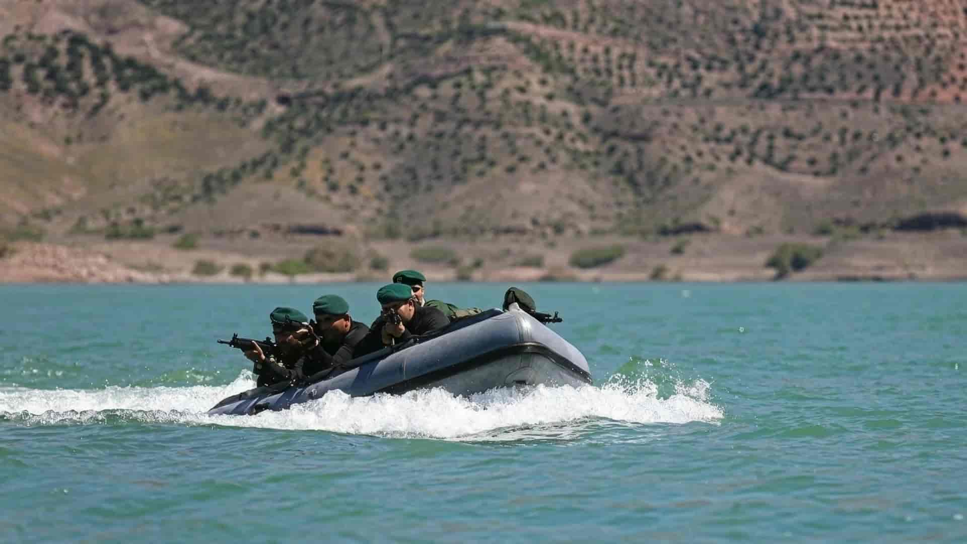 سربازان در قایق